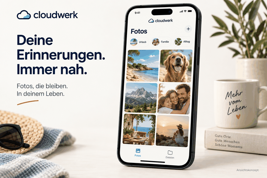 iPhone auf hellem Tisch mit geöffneter cloudwerk-Fotoübersicht, Kacheln aus Urlaubs-, Familien- und Alltagsbildern